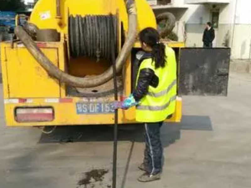 南京栖霞区迈皋桥清理化粪池。